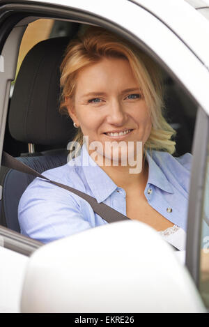 Porträt der Fahrerin Blick aus dem Autofenster Stockfoto