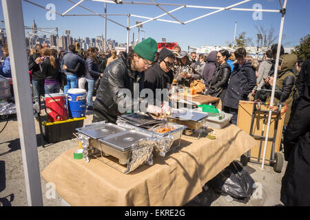 Feinschmecker aus in die Stadt strömen zum Eröffnungstag bei der Premiere im freien Gastro-Smorgasburg im East River State Park im Stadtteil Williamsburg in Brooklyn in New York am Samstag, 4. April 2015. Die Marketplace-Funktionen vorbereitet und handwerkliche Lebensmittel in Brooklyn von kleinen Unternehmern. Der Markt bot ein Veranstaltungsort für zahlreiche Köche und Köchinnen, ihre waren zu verkaufen, von die einige in Großunternehmen erfolgreich gewachsen sind. (© Richard B. Levine) Stockfoto