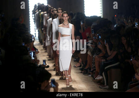 Sao Paulo, Brasilien. 13. April 2015. Modelle zeigen Kreationen der Sommer-Kollektion von "Animale", während des ersten Tages der Sao Paulo Fashion Week in Sao Paulo, Brasilien, am 13. April 2015. Bildnachweis: Rahel Patras/Xinhua/Alamy Live-Nachrichten Stockfoto