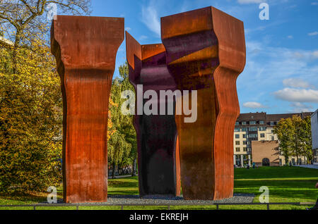 Eduardo Chillida Skulptur» Buscando la Luz | Suche das Licht «errichtet anlässlich die Eröffnung der Pinakothek der Moderne Stockfoto