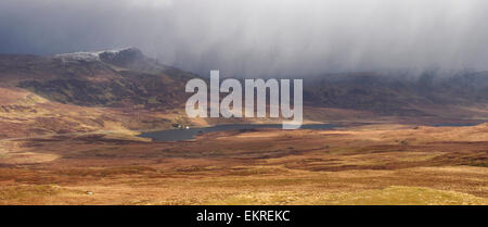 Hagel-Dusche über Trotternish Ridge aus Sithean Bhealaich Chumhaing in der Nähe von Portree, Skye, Schottland Stockfoto