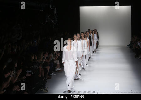 Sao Paulo, Brasilien. 13. April 2015. Modelle zeigen Kreationen der Sommer-Kollektion von "Uma Raquel Davidowicz", während der Sao Paulo Fashion Week in Sao Paulo, Brasilien, am 13. April 2015. Bildnachweis: Rahel Patras/Xinhua/Alamy Live-Nachrichten Stockfoto