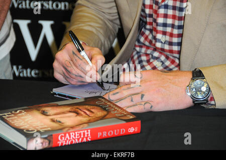 London, UK, 24. Oktober 2014, walisischer Rugby-Spieler Gareth Thomas Schilder Kopien seiner Autobiographie stolz bei Waterstones in der Stadt. Das Buch erzählt Thomass Geschichte als einer der prominentesten Sportler zu kommen als Homosexuell. Stockfoto