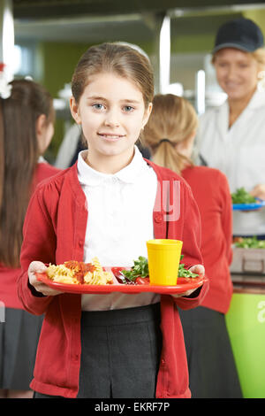 Weibliche Schüler mit gesundes Mittagessen In der Cafeteria der Schule Stockfoto