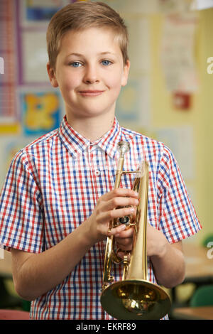 Junge Musik-Schulstunde Trompete lernen Stockfoto
