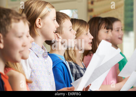 Gruppe von Schulkindern im Schulchor singen Stockfoto