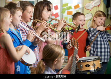 Gruppe von Studenten im Schulorchester Zusammenspiel Stockfoto
