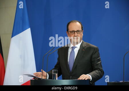 Berlin, Deutschland. 31. März 2015. Der französische Präsident Francois Hollande gibt ein Statement während der Pressekonferenz mit Bundeskanzlerin Angela Merkel im Bundeskanzleramt. © Madeleine Lenz/Pacific Press/Alamy Live-Nachrichten Stockfoto