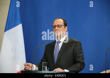 Berlin, Deutschland. 31. März 2015. Präsident Francois Hollande hält eine Rede während der Pressekonferenz mit Bundeskanzlerin Angela Merkel im Bundeskanzleramt. © Madeleine Lenz/Pacific Press/Alamy Live-Nachrichten Stockfoto