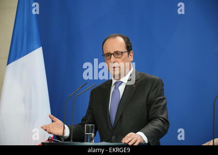 Berlin, Deutschland. 31. März 2015. Der französische Präsident Francois Hollande hält eine Rede während der Pressekonferenz mit Bundeskanzlerin Angela Merkel im Bundeskanzleramt. © Madeleine Lenz/Pacific Press/Alamy Live-Nachrichten Stockfoto