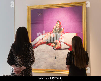 London, UK. 13. April 2015. Zwei Christie Mitarbeiter betrachten die Francis Bacon 'Porträt von Henrietta Moraes' Malerei, schätzen US-$ 35 m. Christie zeigt eine Auswahl von fast fünfzig Werke aus dem Frühjahr Verkauf im Mai in New York der Impressionisten, moderne und zeitgenössische Kunst der Nachkriegszeit. Die meisten Arbeiten werden auf Ansicht, um die Öffentlichkeit bis zum 15. April bei Christie's King Street, London. Foto: Ukartpics/Alamy Live-Nachrichten Stockfoto