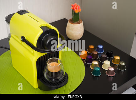 Kaffeemaschine mit Kapseln auf dem Tisch Stockfoto