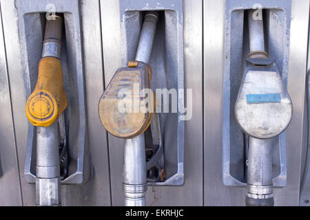 Alte verwendet Pumpe Gasdüsen in Tankstelle Stockfoto
