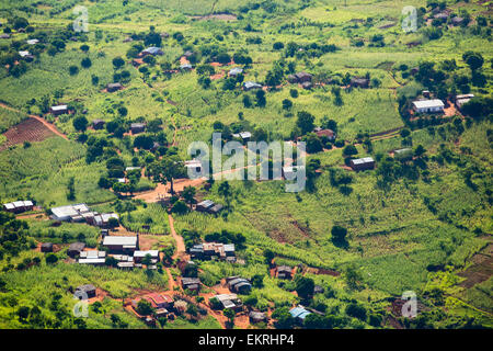 Blick hinunter auf entwaldet Wald hängen aus der Luft, wird ersetzt durch Ackerland für Subsistenz-Landwirtschaft in Malawi. Das Land leidet rapide Abholzung, sowohl für die Landwirtschaft und für die Herstellung von Holzkohle, die wichtigsten Kochen Fule in Malawi landen zu bieten. Stockfoto