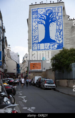 L ' Arbre Bleu (blue Tree) ist ein Wandbild des Künstlers Pierre Alechinsky an der Kreuzung der Rue Clovis und Rue Descartes, Paris Stockfoto