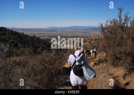 Wandern mit ihrem Hund New-Mexico - USA Senior Stockfoto