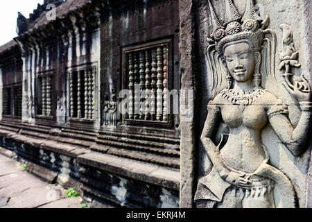 Tanz der Apsaras geschnitzt auf die Innenwände des Tempels Angkor Wat. Stockfoto