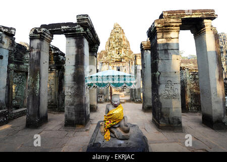 Der Bayon-Tempel hat steinernen Reliefs der Apsaras (himmlische Nymphen). Stockfoto