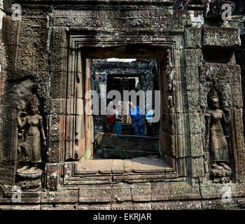 Touristen bewundern die Darstellung im Tempel Banteay Kdei in der Tempelanlage Angkor in Kambodscha. Stockfoto