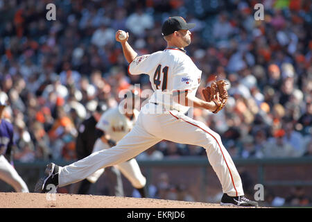 San Francisco, CA. 13. April 2015. San Francisco Giants Entlastung Krug Jeremy Affeldt (41) wirft den Ball in der MLB Baseball-Spiel zwischen den San Francisco Giants und den Colorado Rockies im AT&T Park in San Francisco, Kalifornien. Die Colorado Rockies besiegte die San Francisco Giants 2-0. Bildnachweis: Stan Szeto/CSM/Alamy Live-Nachrichten Stockfoto