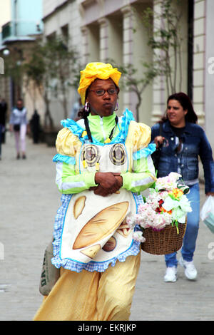 Eine kubanische Frau Verkauf von Blumen in Havanna. Stockfoto