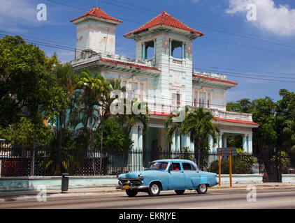 American retro Oldtimer übergibt eine Kolonialstil-Villa in Havanna Stockfoto