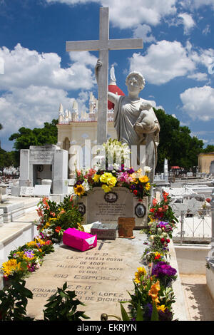 "La Milagrosa" das Grab von Amelia Goyri de Adot in der Cementerio de Cristobal Colon in Vedado, Havanna, Kuba Stockfoto