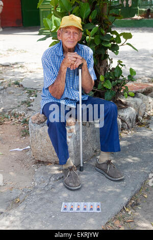 Älterer Mann in Havanna mit Stick verkaufen sechs Tuben Sekundenkleber sitzen Stockfoto