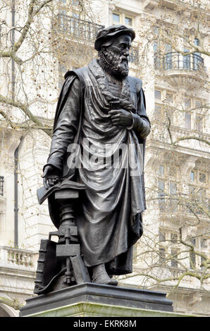 London, England, Vereinigtes Königreich. Statue (1884; Sir Joseph Edgar Boehm) von William Tyndale (c1494-1536; Die Bibel übersetzt ins Englische) Stockfoto