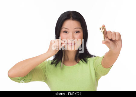 Frau Mund mit Schlüssel auf weiß gesperrt Stockfoto