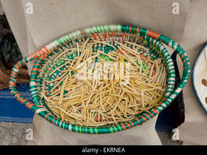 Lula, Sardinien, Italien, 10/2012. Hausgemachte frischen Pasta Macarrones, um zu kochen, in einem traditionellen sardischen Korb bereit Stockfoto
