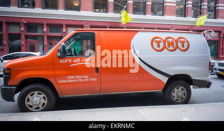 Ein Lieferwagen von TNT Express in Soho in New York auf Dienstag, 7. April 2015 abgestellt. FedEx hat angekündigt, dass es der holländischen Zustelldienst TNT Express für 4,4 Milliarden Euro zu kaufen. FedEx TNT umfangreiche Bodenservice ergänzt durch FedEx gewinnt "Flotte von Flugzeugen. (© Richard B. Levine) Stockfoto