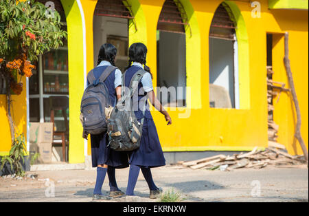 Mädchen auf dem Weg zur Schule entlang den Ufern der Backwaters Kumarakom, Kerala Indien Stockfoto