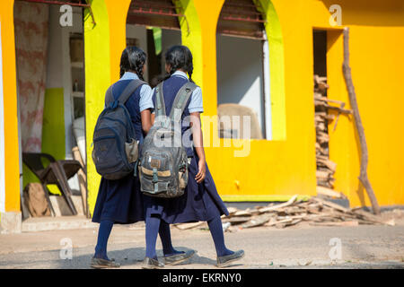 Mädchen auf dem Weg zur Schule entlang den Ufern der Backwaters Kumarakom, Kerala Indien Stockfoto