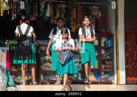 Mädchen auf dem Weg zur Schule entlang den Ufern der Backwaters Kumarakom, Kerala Indien Stockfoto