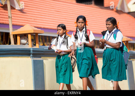 Mädchen auf dem Weg zur Schule entlang den Ufern der Backwaters Kumarakom, Kerala Indien Stockfoto