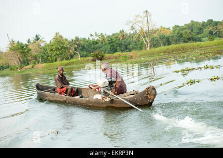 Zwei Männer in einem Motorboot auf den Backwaters Kumarakom, Kerala Indien Stockfoto