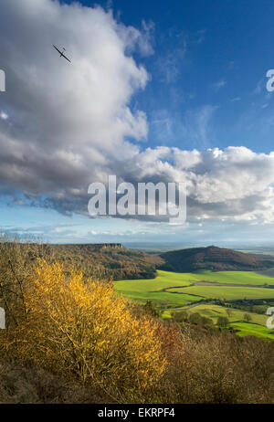 Ein Segelflugzeug über Sutton Bank, Haube Hill und Roulston Narbe im März 2014. Stockfoto