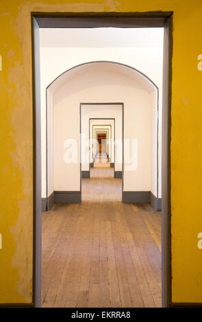 Korridor in Offiziere Viertel Fort Point, San Francisco, Kalifornien, USA, Nordamerika. Stockfoto