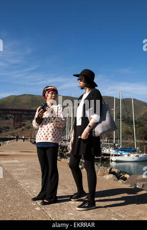 Touristen in Horseshoe Bay Marina durch die Golden Gate Bridge, Sausalito, Kalifornien, USA Stockfoto