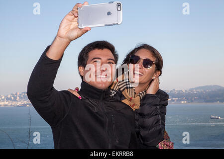 Touristen-paar unter einem Selfie auf Vista darauf durch die Golden Gate Bridge, Sausalito, Kalifornien, USA Stockfoto