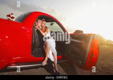 Jordan, Ontario, Kanada; Ein junges Ehepaar im Auto Stockfoto