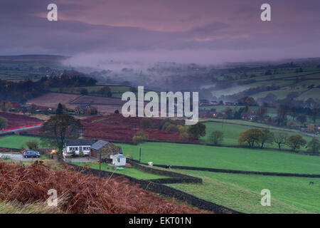 Am Abend Nebel liegt unter auf grünen Wiesen, hügelige Berge & im Tal, gesehen von einem hohen Aussichtspunkt auf Baildon Moor, Yorkshire, England, UK. Stockfoto