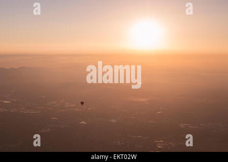 Touristen genießen Heißluftballon bei Sonnenaufgang über Melbourne, Australien. Stockfoto