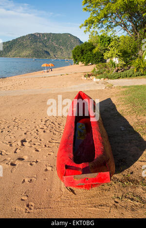 Ein traditionelles ausgegraben Kanu am Cape Maclear am Ufer des Lake Malawi, Malawi, Afrika. Stockfoto