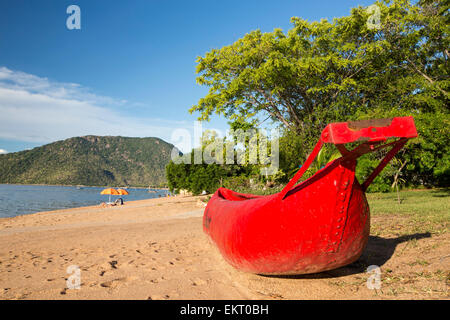 Ein traditionelles ausgegraben Kanu am Cape Maclear am Ufer des Lake Malawi, Malawi, Afrika. Stockfoto