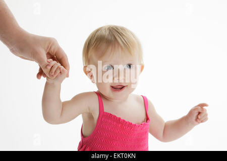 Studio Shot auf weiß von einem Mädchen Mütter Hand hält Stockfoto