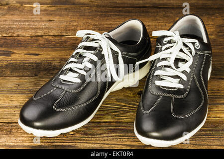 schwarze Leder Mann Schuh auf hölzernen Hintergrund Stockfoto