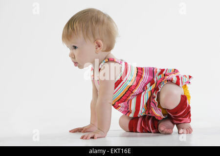 Studio Shot auf weiß eines Mädchens Getting Ready To Crawl Stockfoto