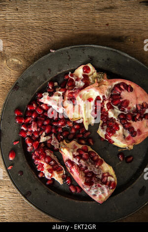 Stimmungsvolle Beleuchtung natürliche Bilder von frischen saftigen Granatapfel mit Vintage-Stil Stockfoto